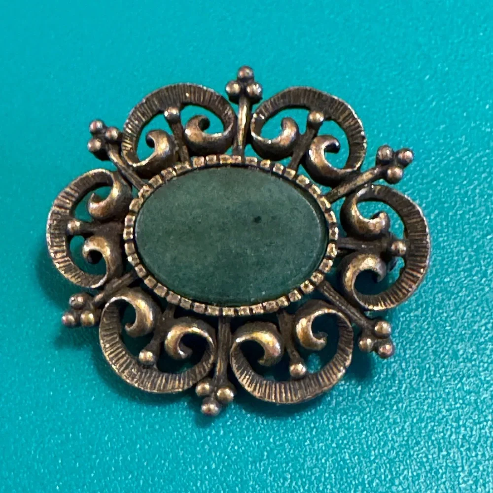 Vintage LG stamp antique gold tone filigree brooch w/oval lacquer green center